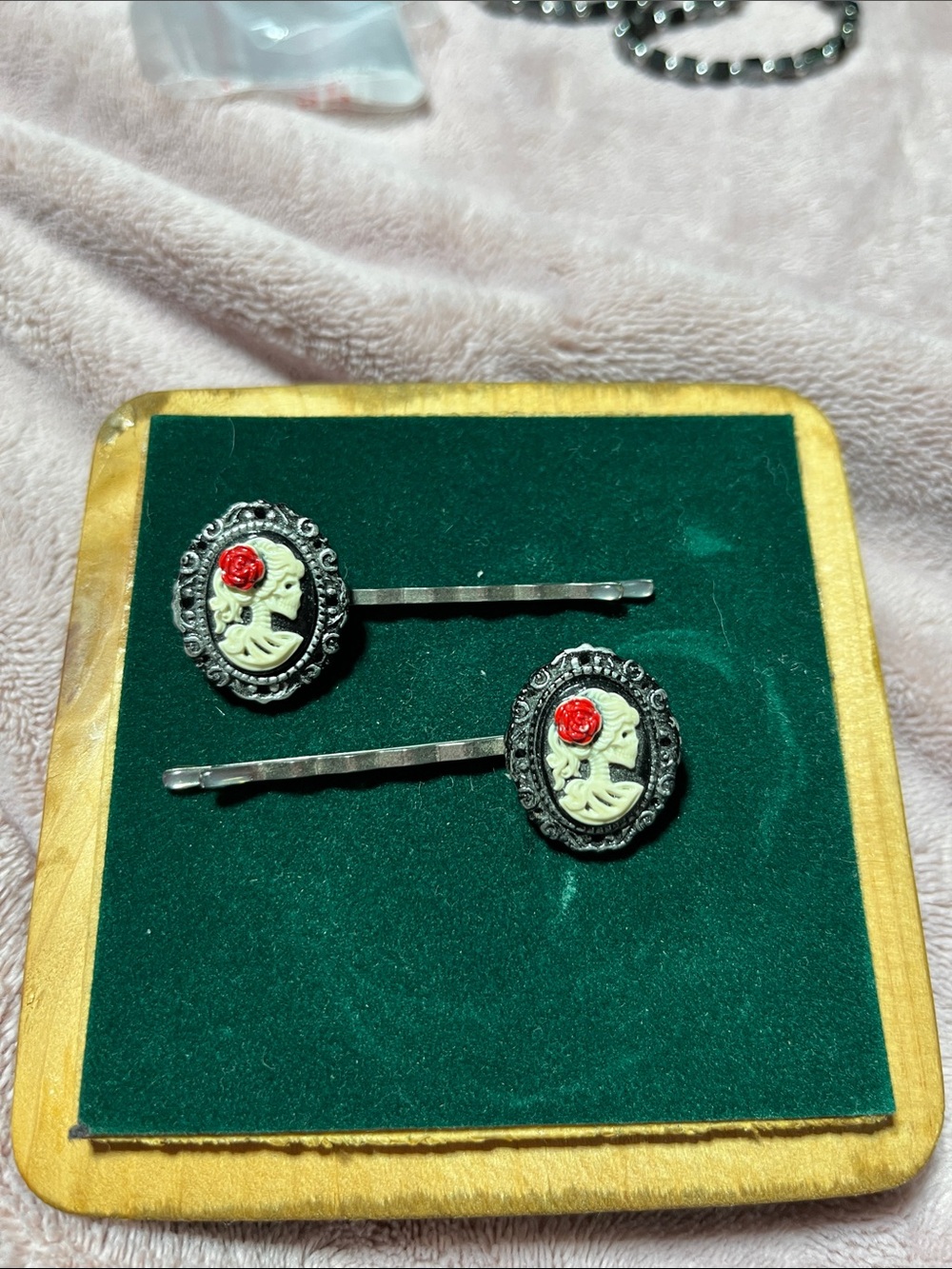 Hot Topic Black skull 💀 Cameo Hair Pins with Red Rose Accents